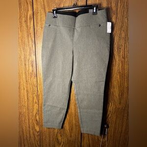 Maurice’s Olive green cropped pull on pants size L NWT